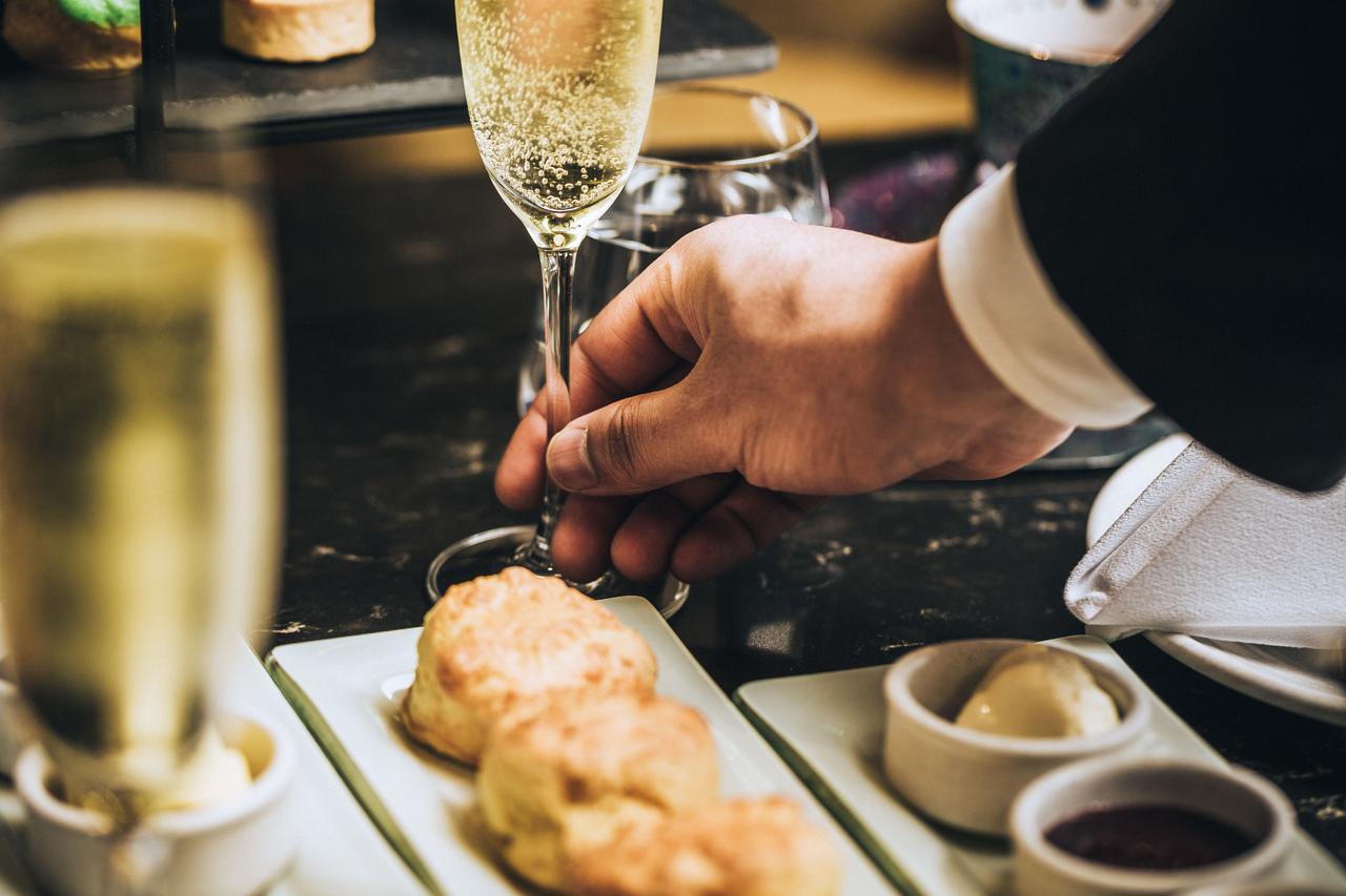 Fable Auckland, Mgallery Eksteriør billede A butler serving champagne and hors d'oeuvres